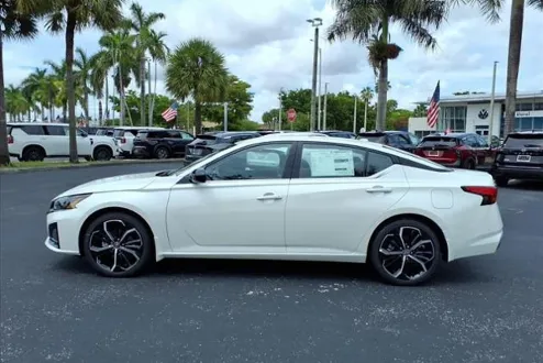 2025 Nissan Altima SR photo 2