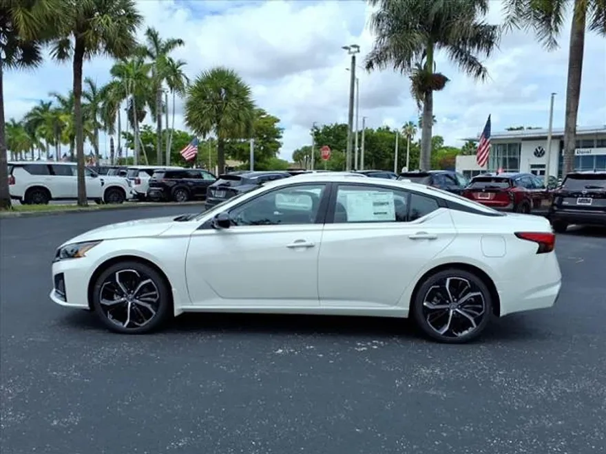 2025 Nissan Altima SR photo 2