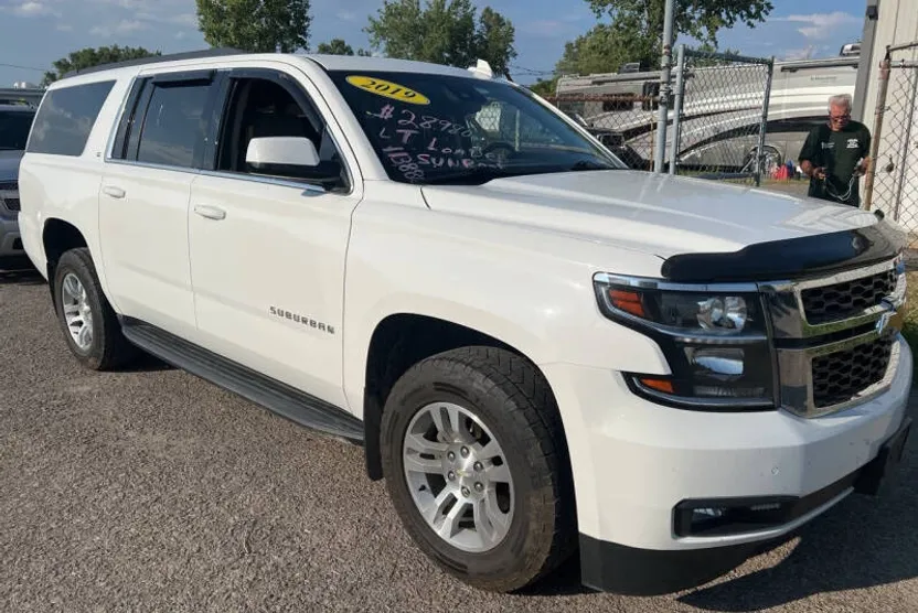 2019 Chevrolet Suburban LT photo 1