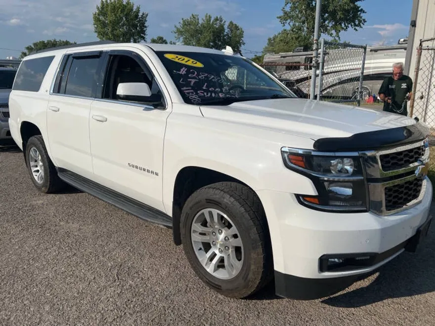2019 Chevrolet Suburban LT photo 1