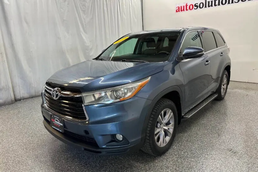 2015 Toyota Highlander LE Plus photo 1