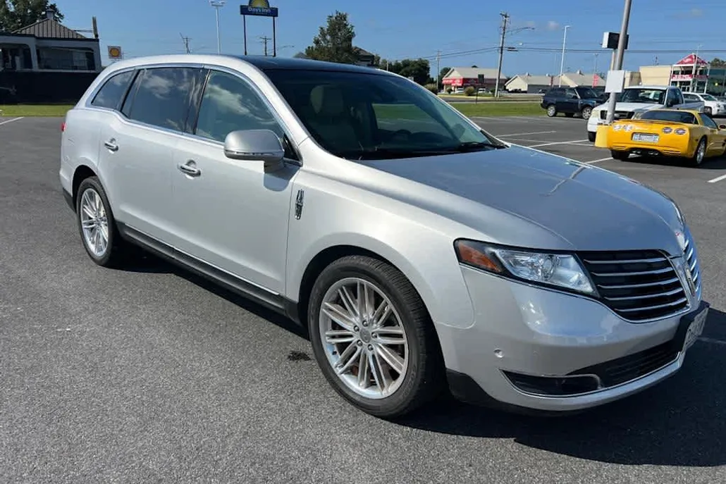 2019 Lincoln MKT Reserve photo 1