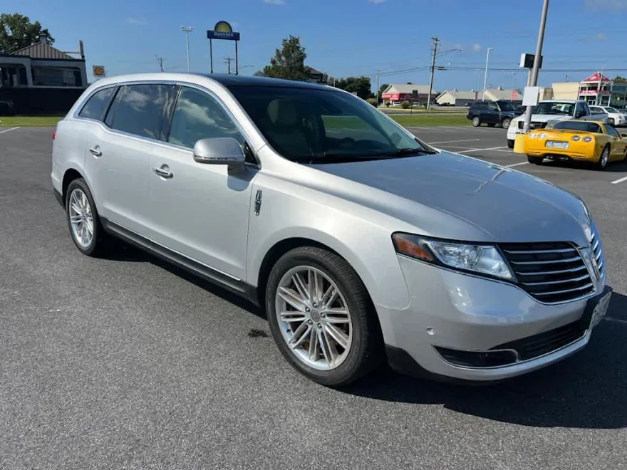 2019 Lincoln MKT Reserve photo 1