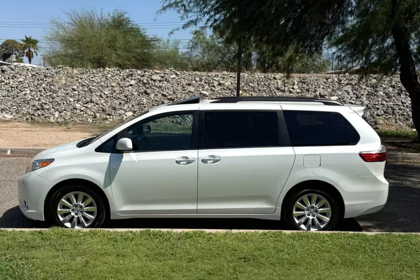 2015 Toyota Sienna Limited photo 1