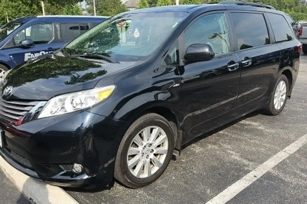 2017 Toyota Sienna XLE photo 1