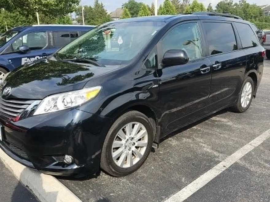 2017 Toyota Sienna XLE photo 1