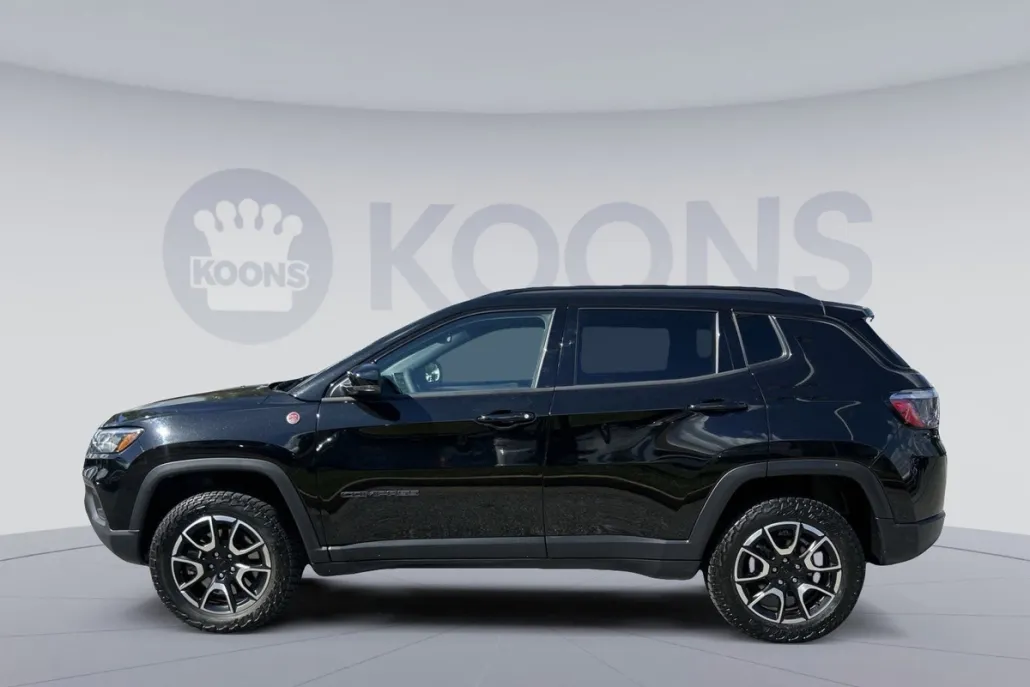 2024 Jeep Compass Trailhawk photo 1