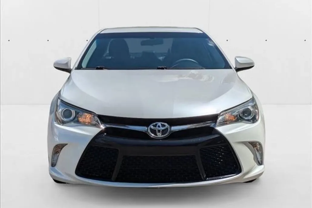 2017 Toyota Camry SE photo 1