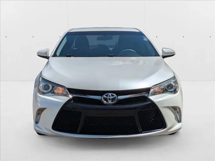 2017 Toyota Camry SE photo 1
