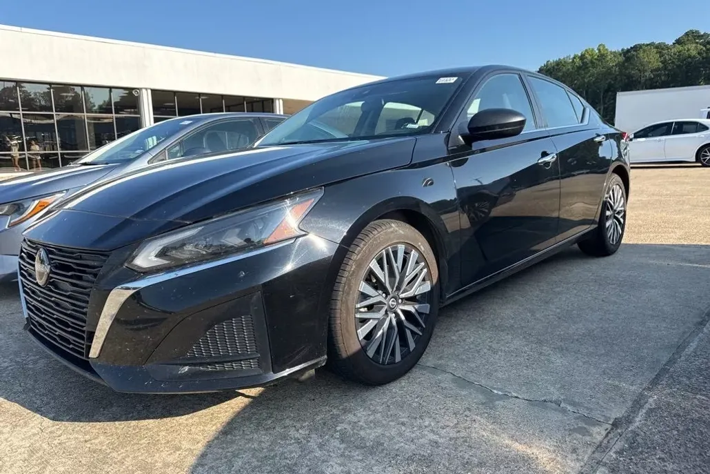 2024 Nissan Altima 2.5 SV photo 1
