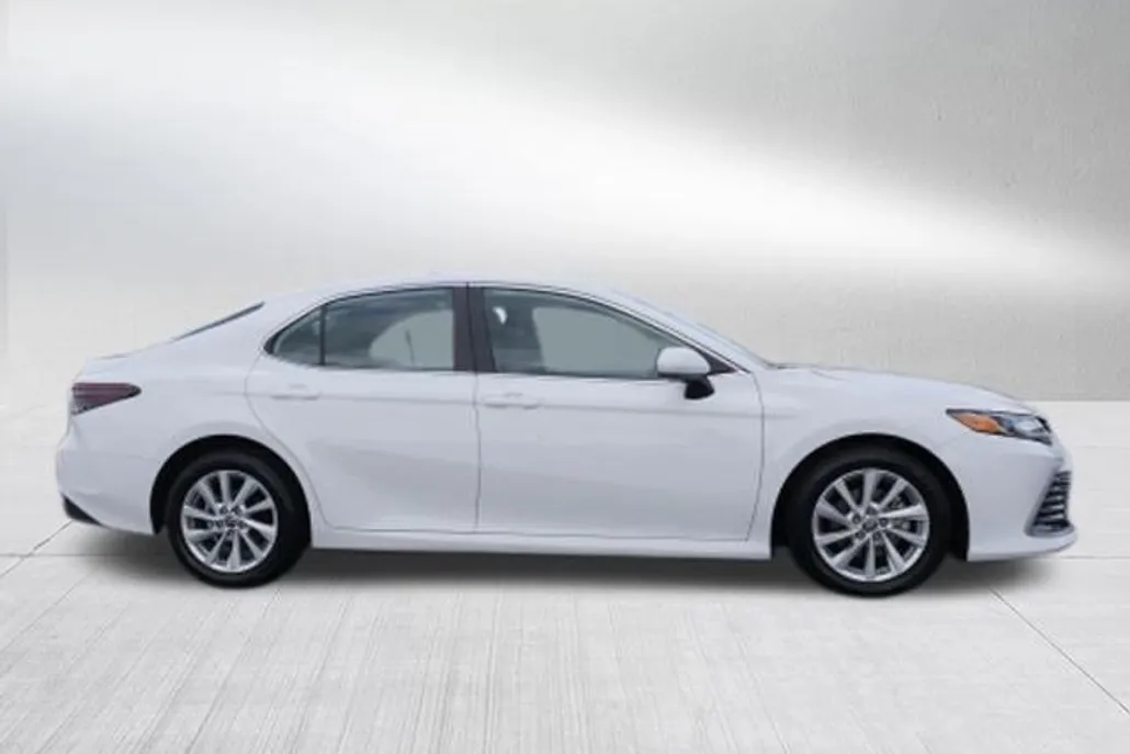 2023 Toyota Camry LE photo 1