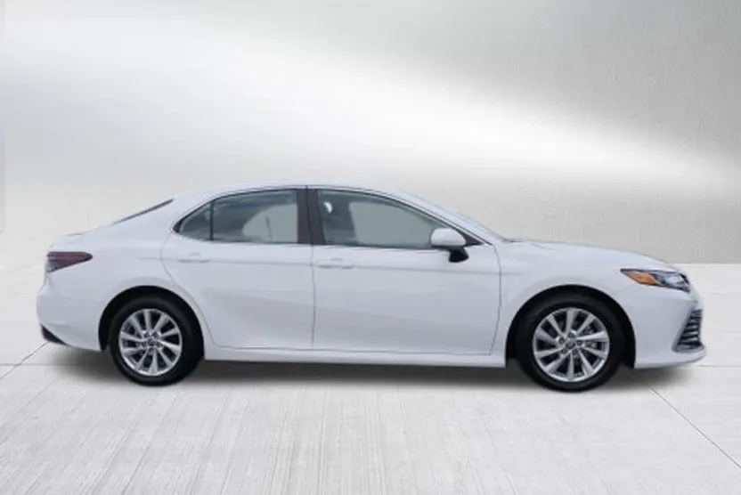 2023 Toyota Camry LE photo 1