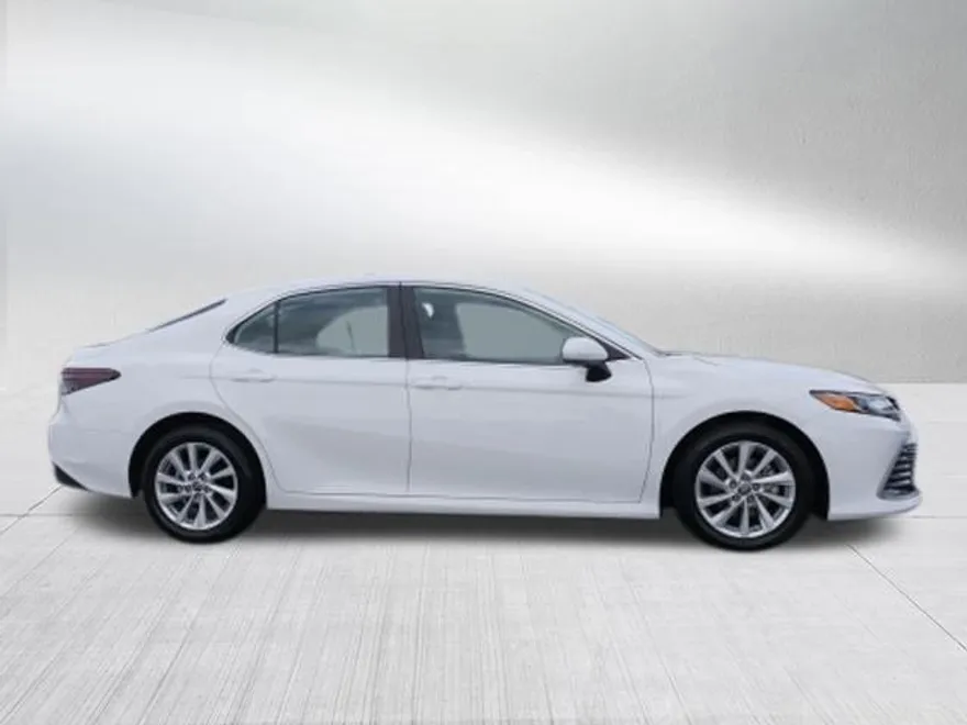 2023 Toyota Camry LE photo 1