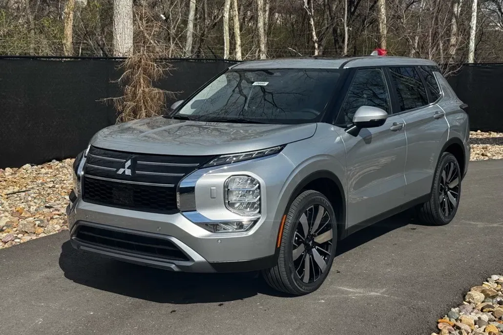 2025 Mitsubishi Outlander SE photo 1
