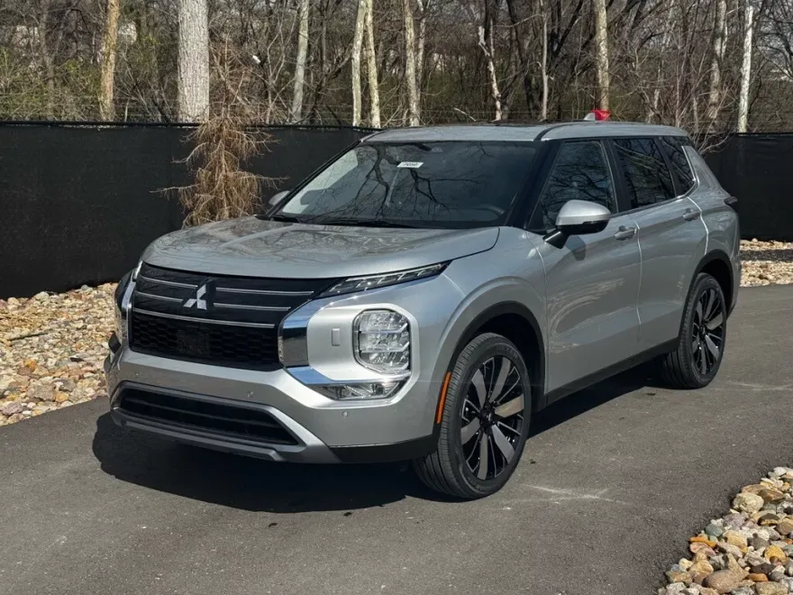 2025 Mitsubishi Outlander SE photo 1
