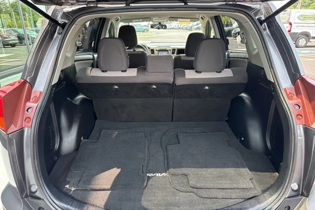 2015 Toyota RAV4 LE photo 1