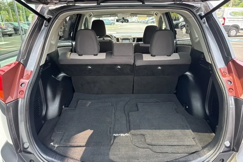 2015 Toyota RAV4 LE photo 1