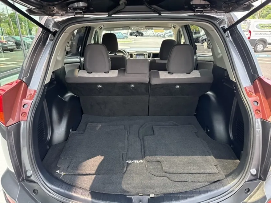 2015 Toyota RAV4 LE photo 1