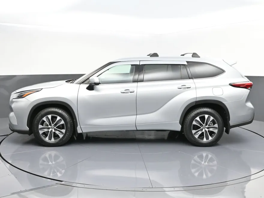 2022 Toyota Highlander XLE photo 1