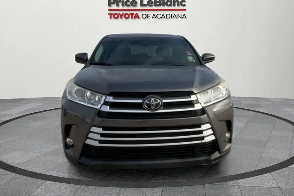 2017 Toyota Highlander LE Plus photo 1