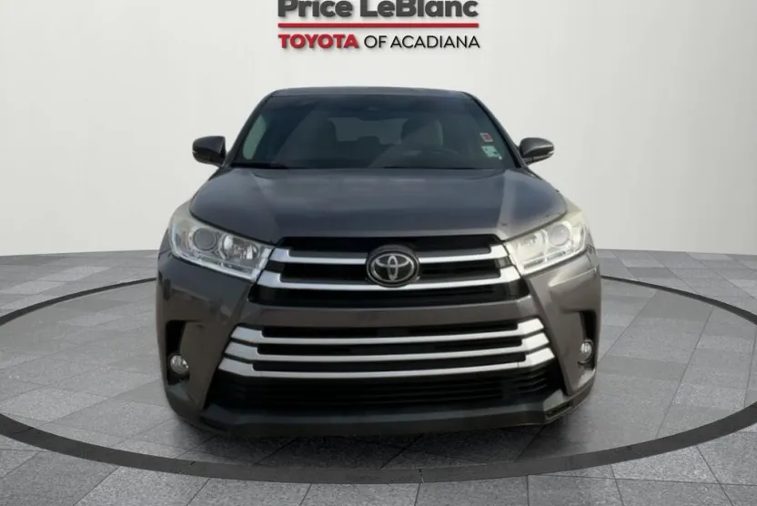 2017 Toyota Highlander LE Plus photo 1