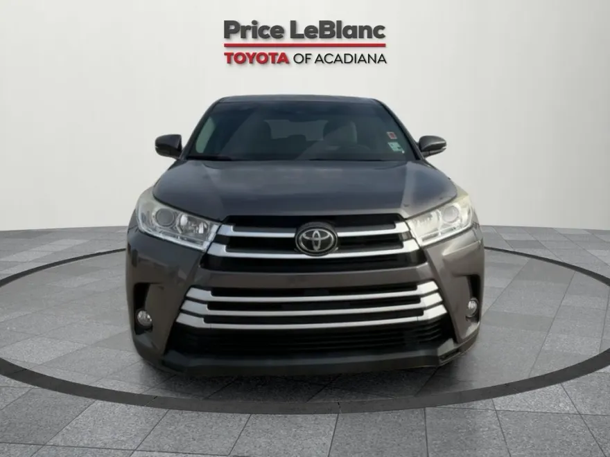 2017 Toyota Highlander LE Plus photo 1