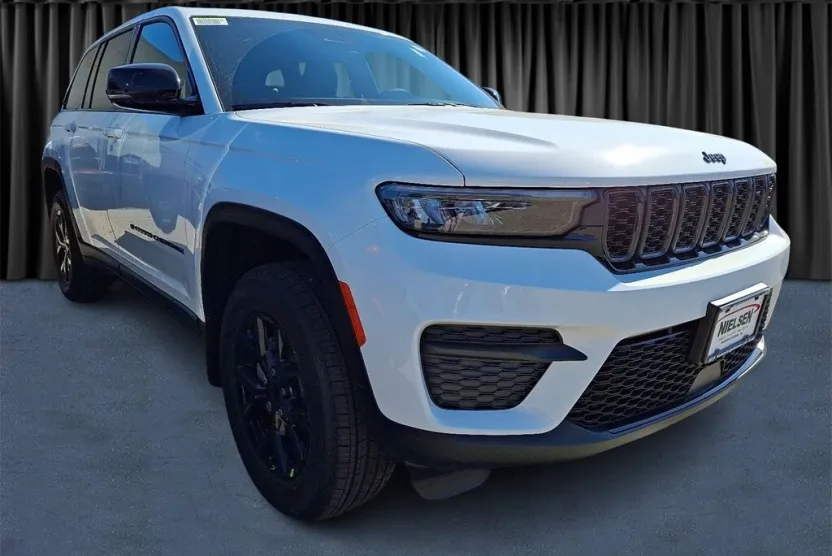 2025 Jeep Grand Cherokee Laredo Altitude photo 1