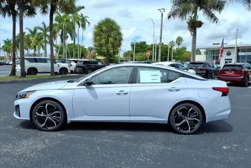 2025 Nissan Altima SR photo 2