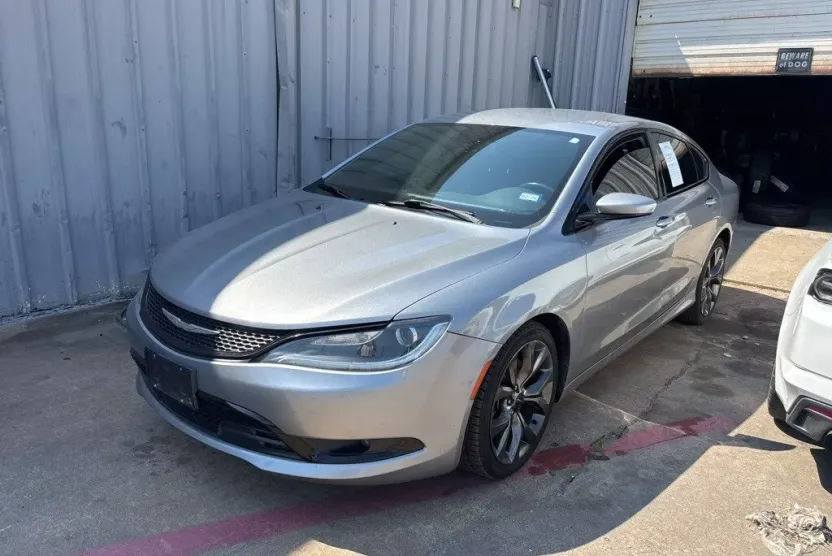 2015 Chrysler 200 S photo 1