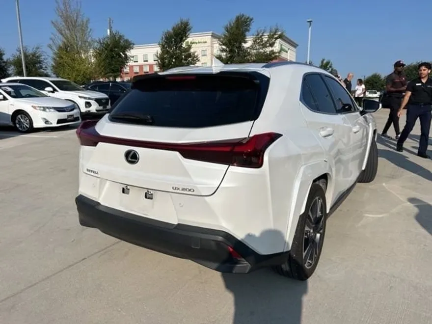 2022 Lexus UX 200 photo 3