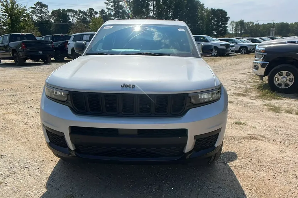 2025 Jeep Grand Cherokee Altitude photo 1