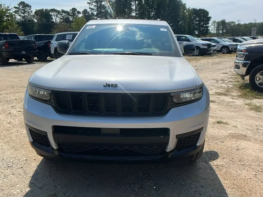 2025 Jeep Grand Cherokee Altitude photo 1