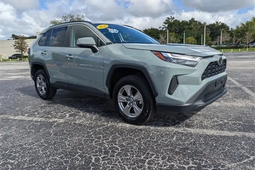 2023 Toyota RAV4 XLE photo 1