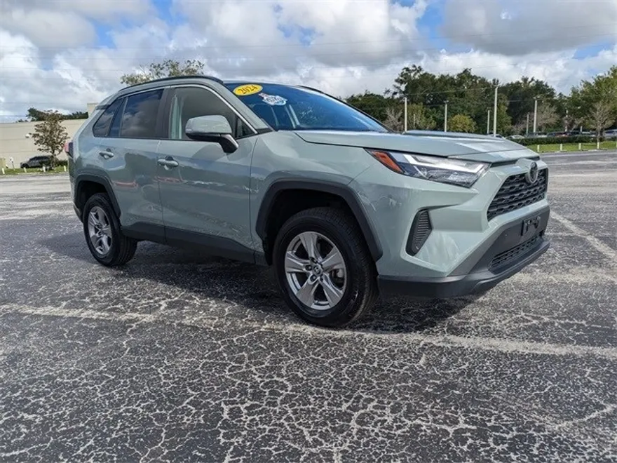 2023 Toyota RAV4 XLE photo 1