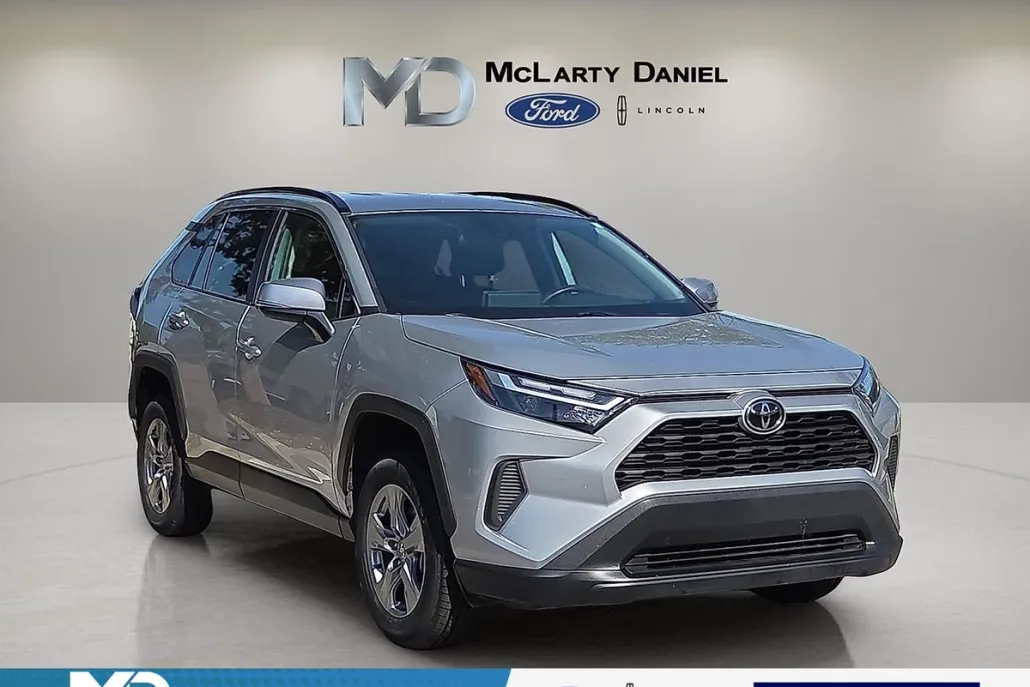 2024 Toyota RAV4 XLE photo 1
