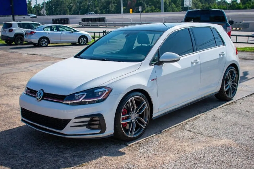 2019 Volkswagen Golf GTI SE photo 1