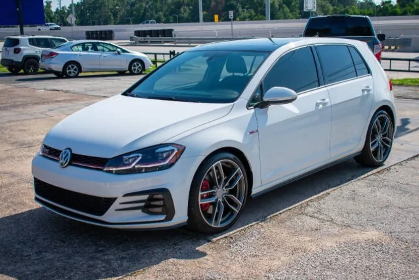 2019 Volkswagen Golf GTI SE photo 1