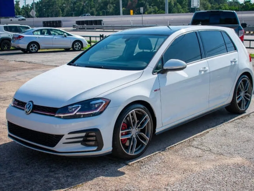 2019 Volkswagen Golf GTI SE photo 1