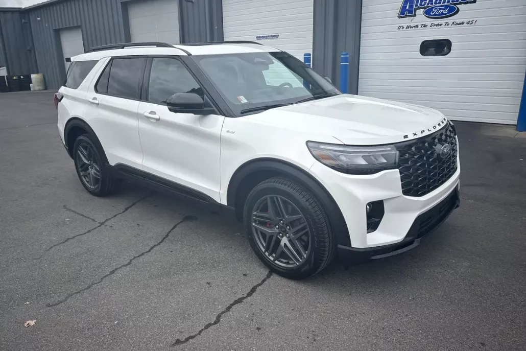 2025 Ford Explorer ST-Line photo 1