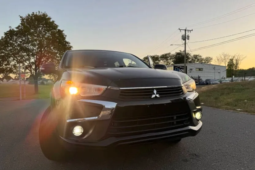 2017 Mitsubishi Outlander Sport LE photo 1