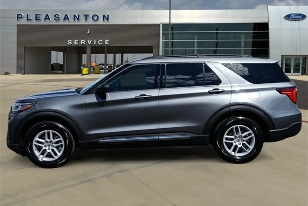 2025 Ford Explorer photo 1