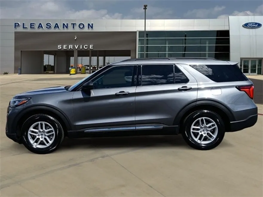 2025 Ford Explorer photo 1