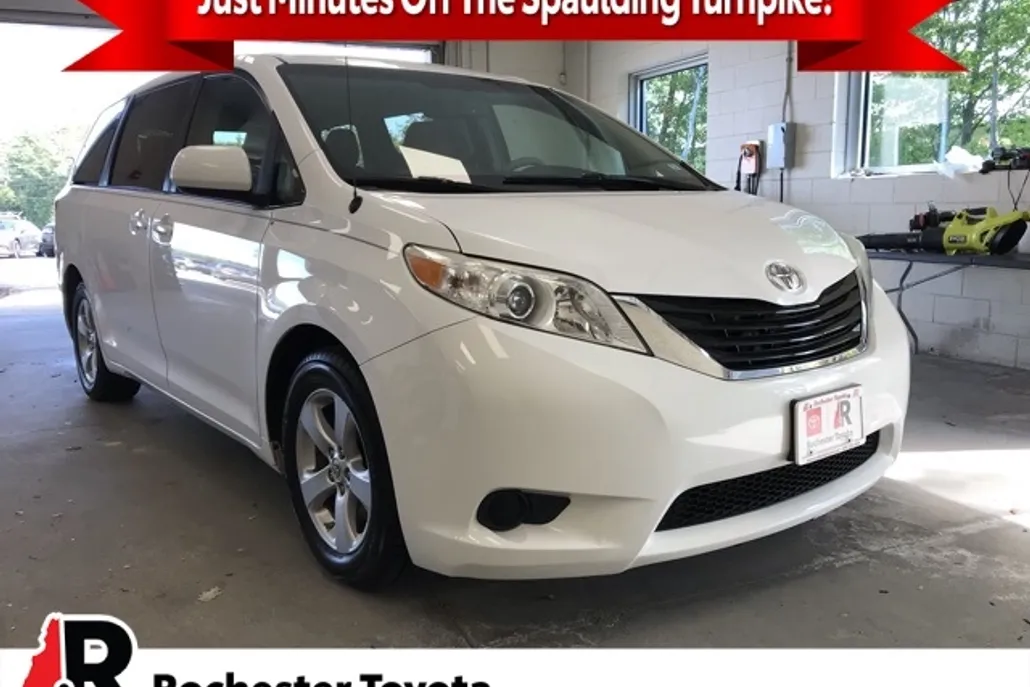 2014 Toyota Sienna LE photo 1