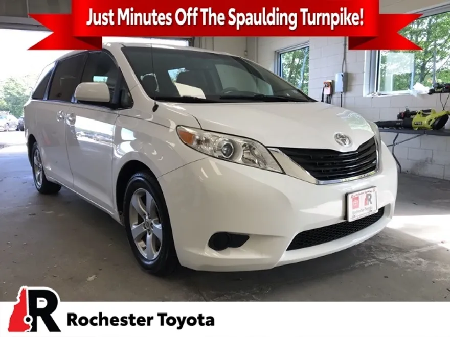 2014 Toyota Sienna LE photo 1