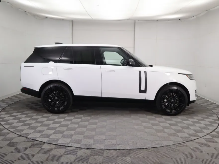 2025 Land Rover Range Rover SE photo 1