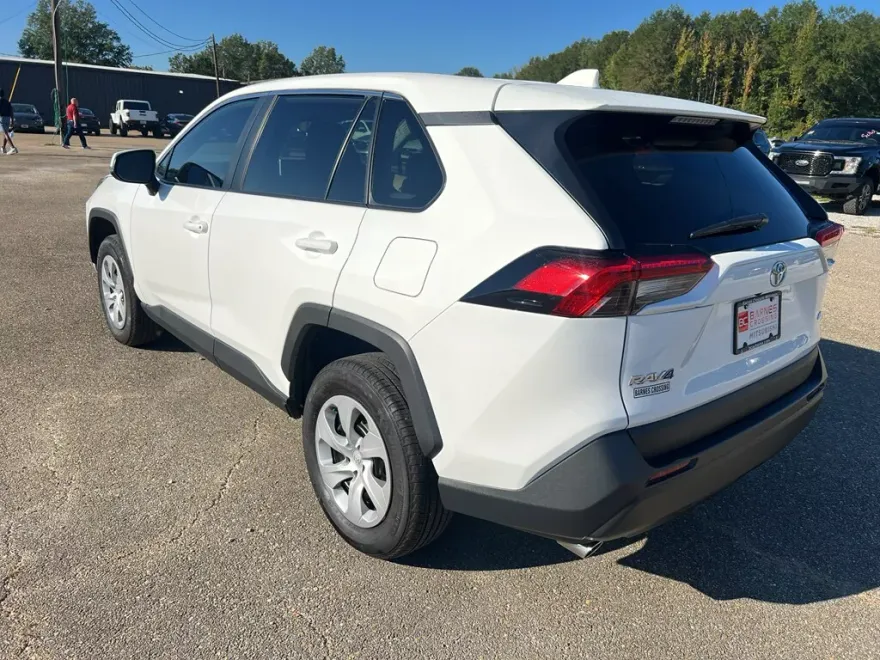 2024 Toyota RAV4 LE photo 1