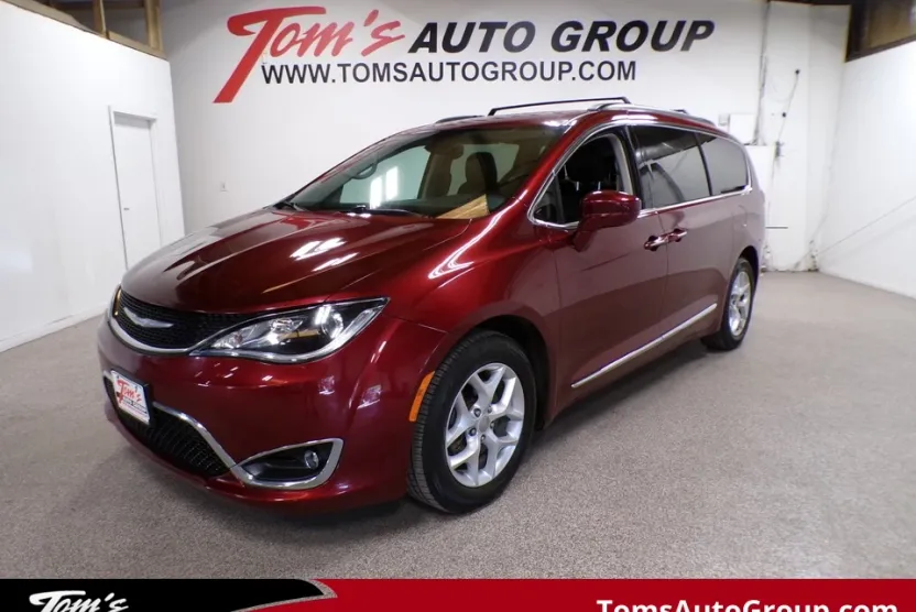 2017 Chrysler Pacifica Touring L photo 1