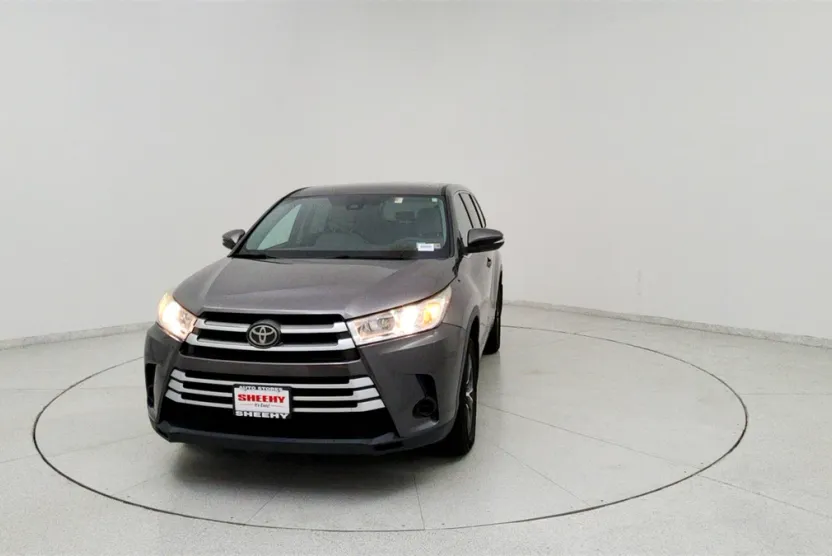 2017 Toyota Highlander LE photo 1
