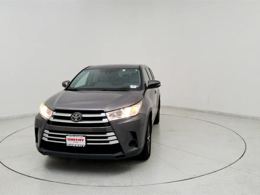 2017 Toyota Highlander LE photo 1
