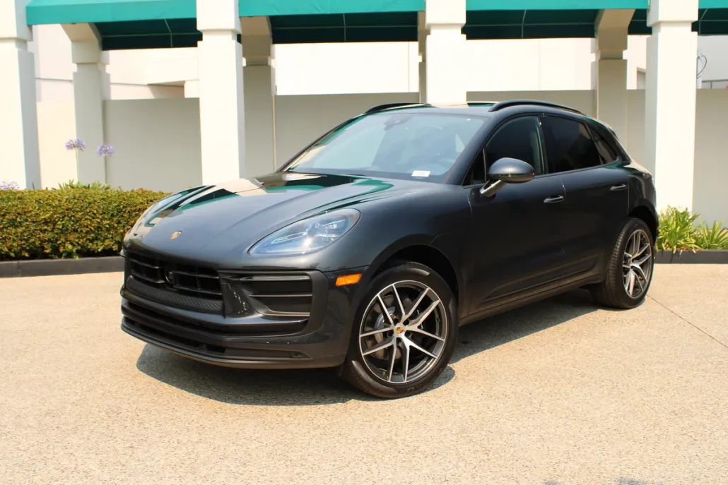2025 Porsche Macan T photo 1